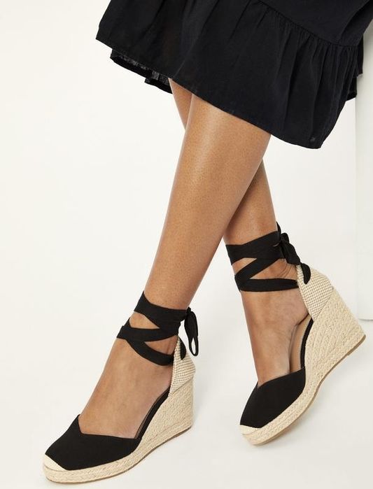 Босоніжки на танкетці, шльопанці, балетки, нарівчоботи