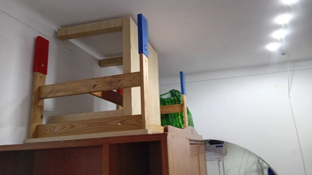 Mesa de criança com pés coloridos