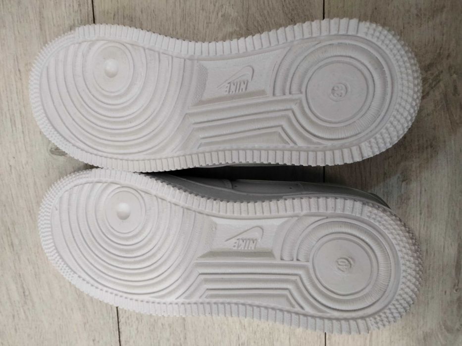 1 but prawy Nike nr 39, wkładka 25 cm unisex