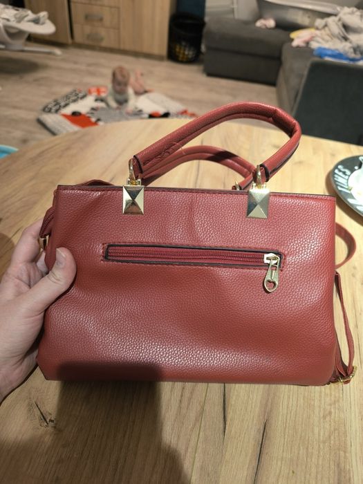 Czerwona średnia torebka