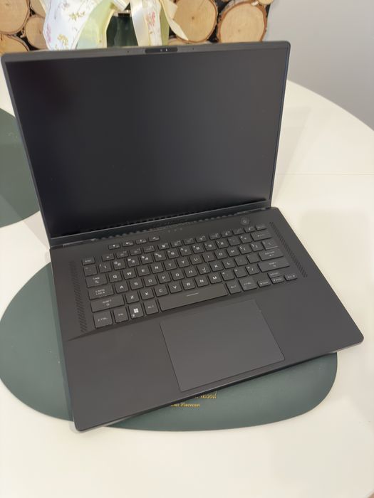 ASUS ROG Zephyrus M16 – i9-13900H  RTX 4070 64 GB RAM  1 TB SSD 240 Hz