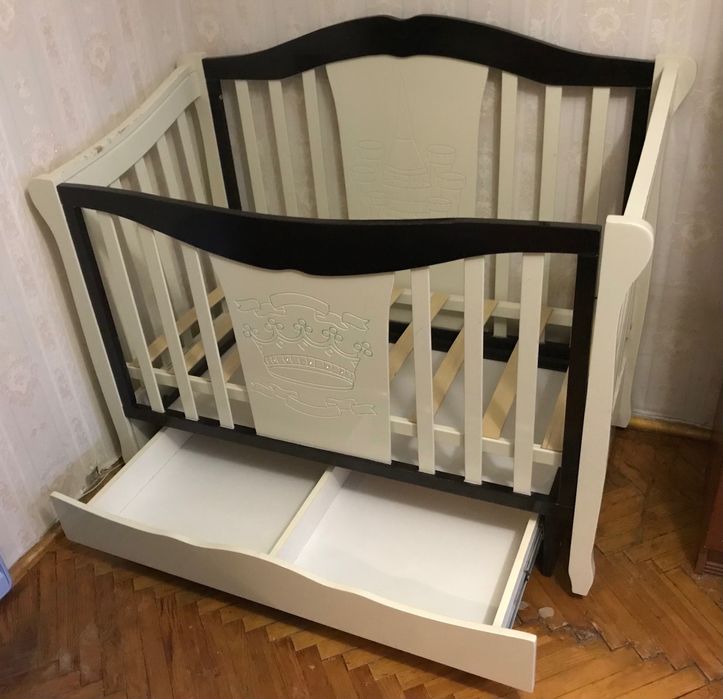 Дитяче ліжко з маятником