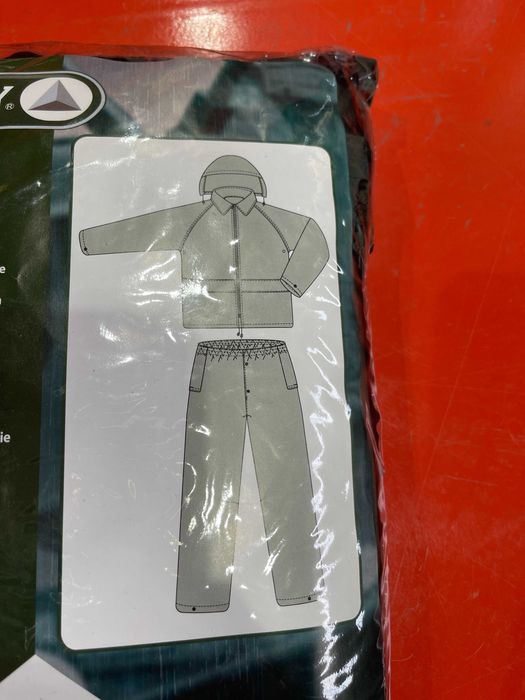 Conjunto de chuva Panoply EN400 composto por casaco e calças.