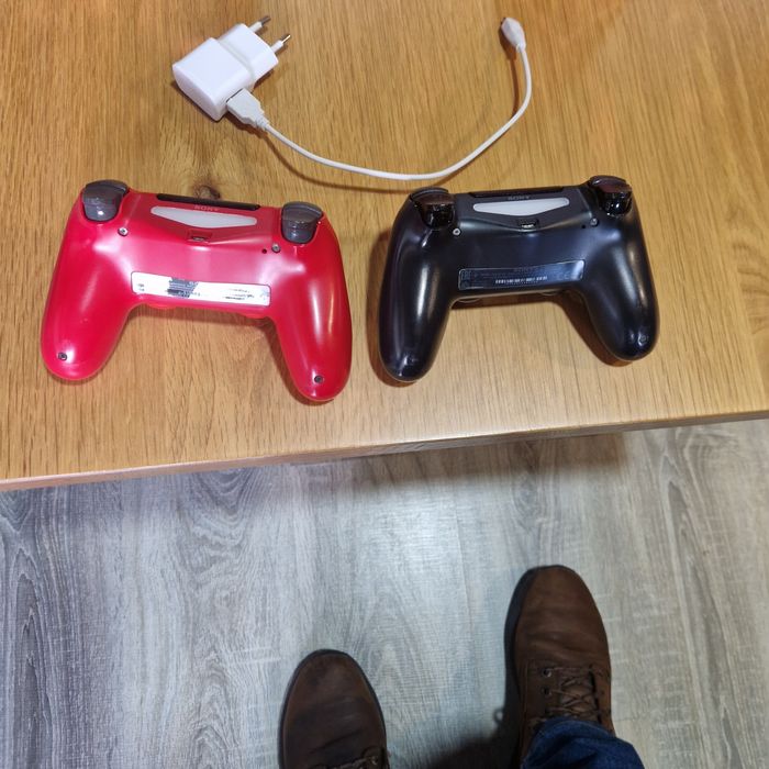 Ps4 1T com dois comandos