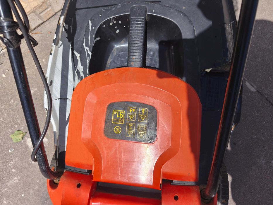 Corta-relva elétrico BLACK+DECKER 38 cm — usado