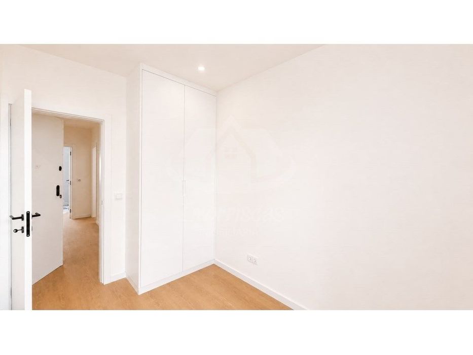 Apartamento T2 remodelado com cozinha equipada e despensa, em Odivelas