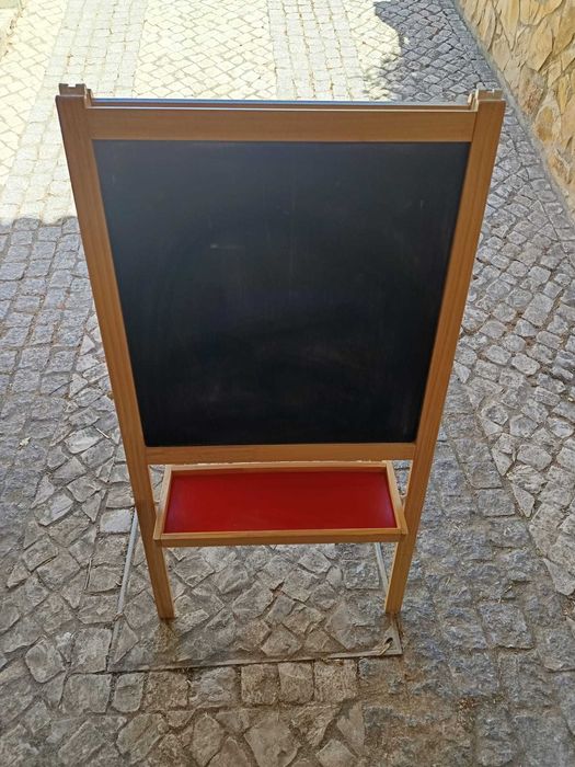 Cavalete/Quadro de escrever (branco e giz)