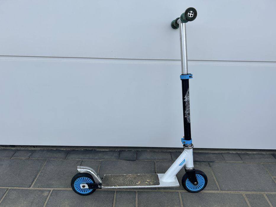 Hulajnoga OXELO, kolor biało-czarno-niebieski