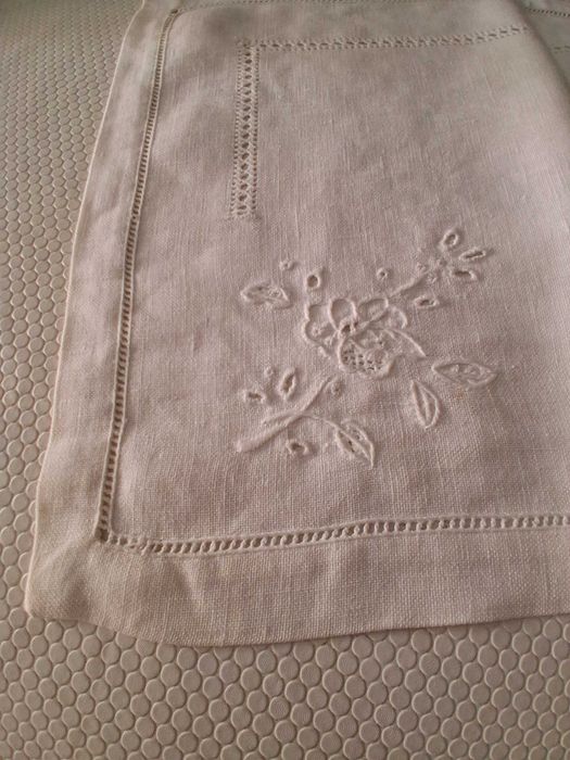 Caminho de mesa em linho, bordado, 84x29cm (Portes incluídos)