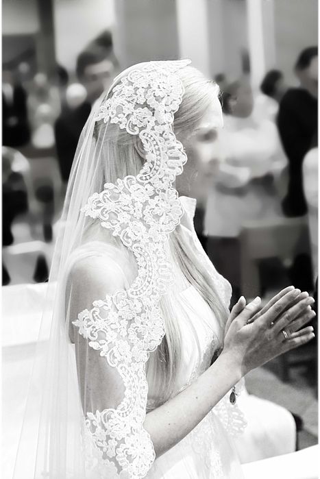 Suknia ślubna 36 śmietankowa delikatna z gipiurą i długim welonem