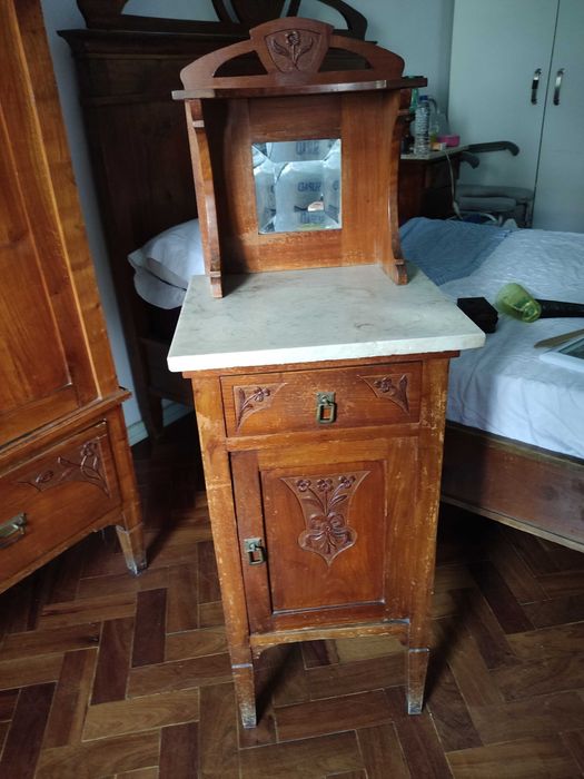 Mesa de cabeceira em nogueira