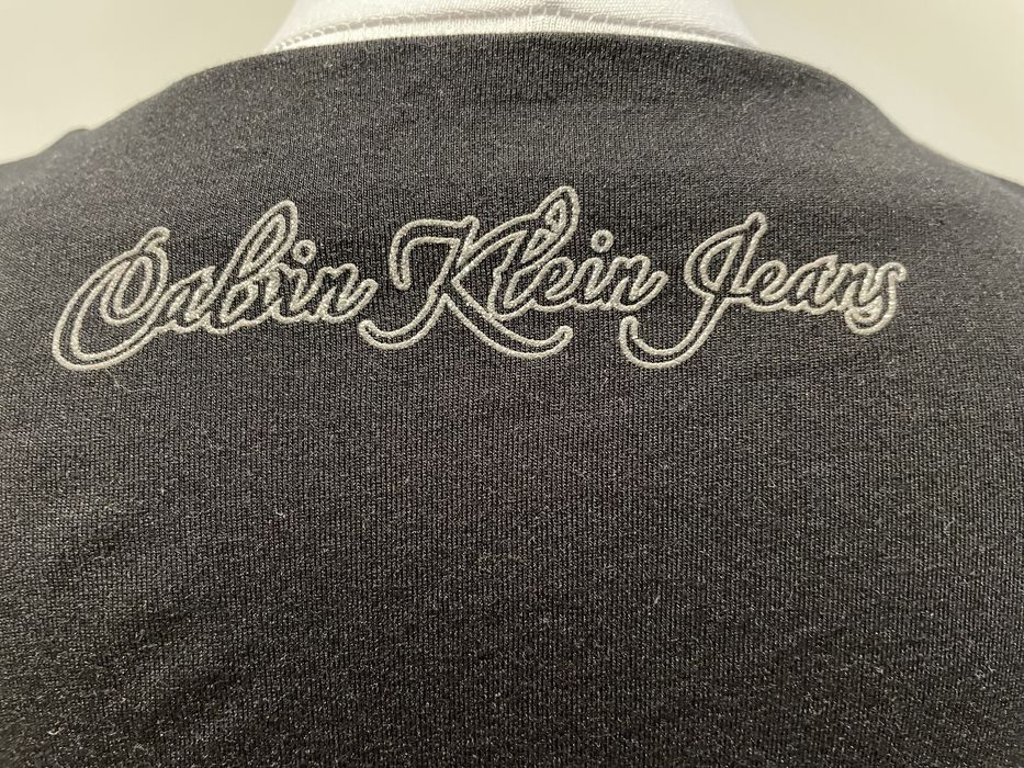 Czarna taliowana sukienka Calvin Klein Jeans