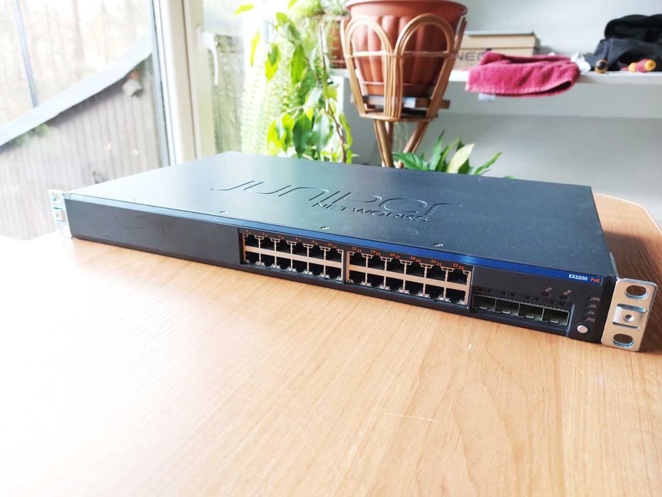 Switch Juniper Networks EX2200-24P-4G 24x 1Gb 4x SFP POE