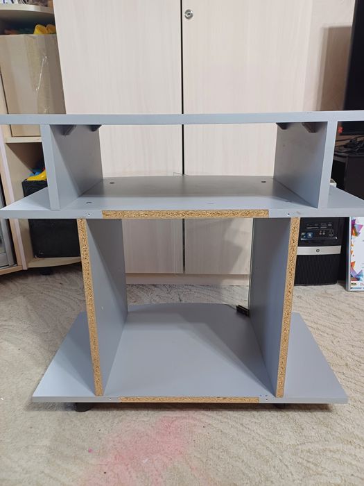 Тумба та монітор