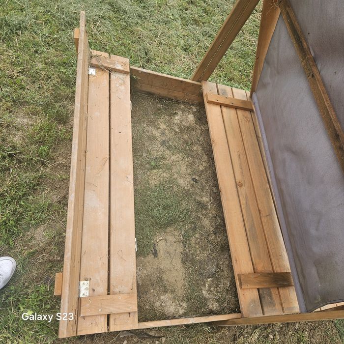 piaskownica z ławkami