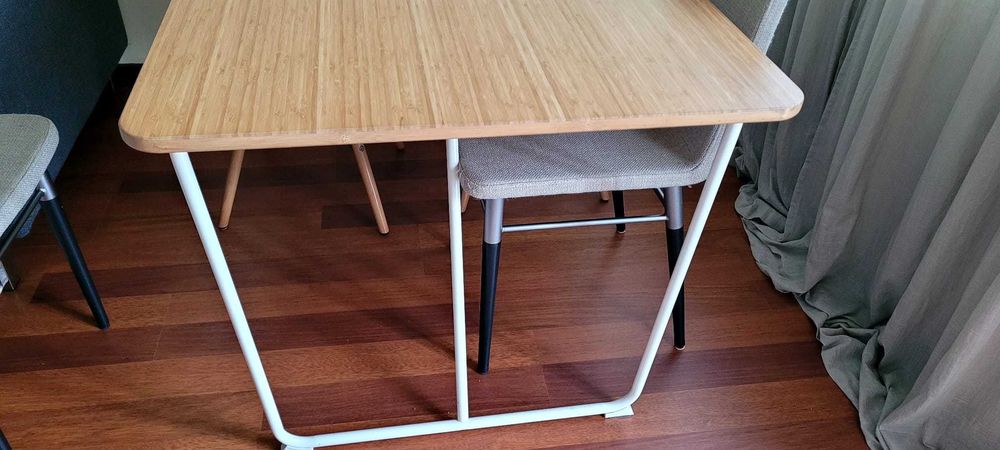 Mesa com tampo de madeira e pernas de metal + 4 cadeiras