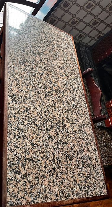 Mesa de cozinha em madeira com tampo de granito + 4 cadeiras
