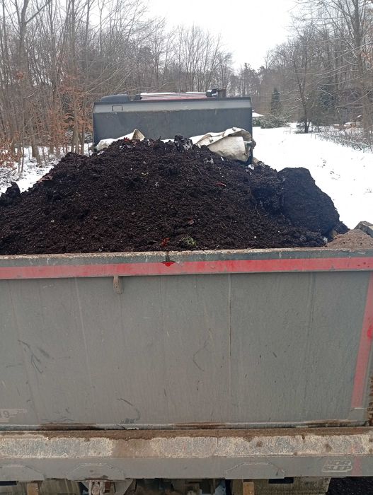 ziemia pruchnica  z dodatkiem nawozu długo rozkładajacego