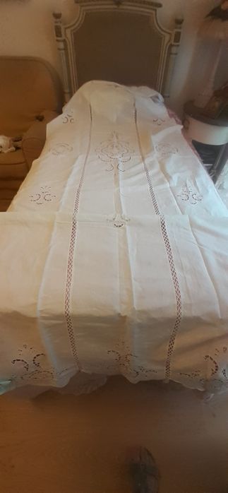 Belo Par de Cortinados Bordados