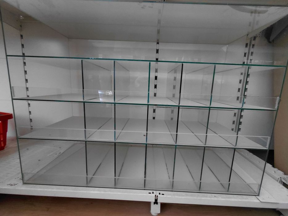 Szklana gablota ekspozycyjna