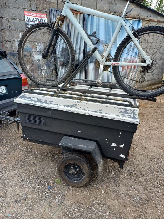 Atrelado leva 2 bicicletas