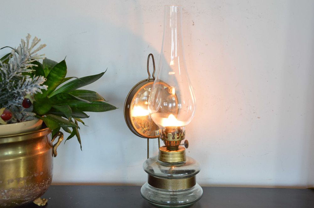 lampa naftowa wisząca lub stojąca z lusterkiem