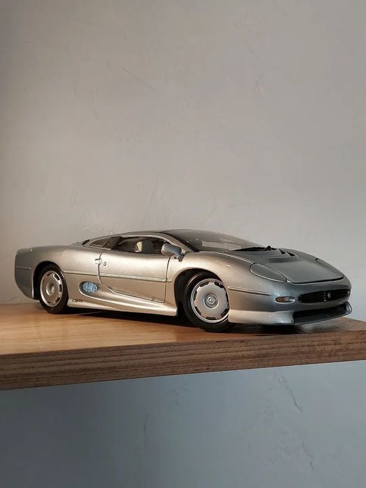 Модель 1/18 Jaguar XJ 220