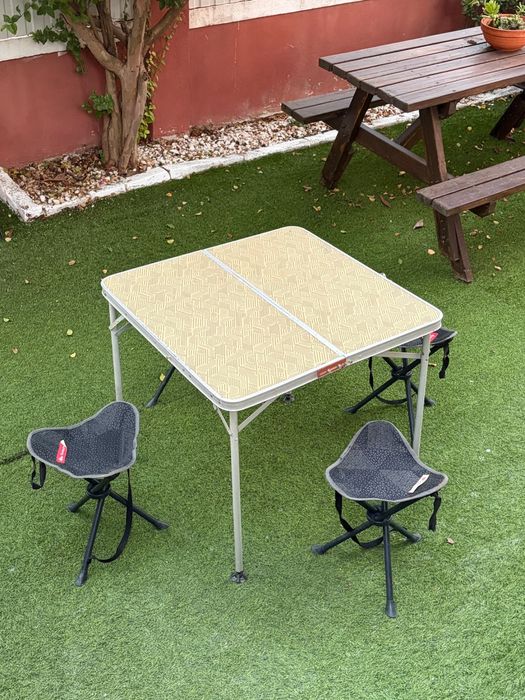 Conjunto de mesa e 4 bancos - marca Decathlon