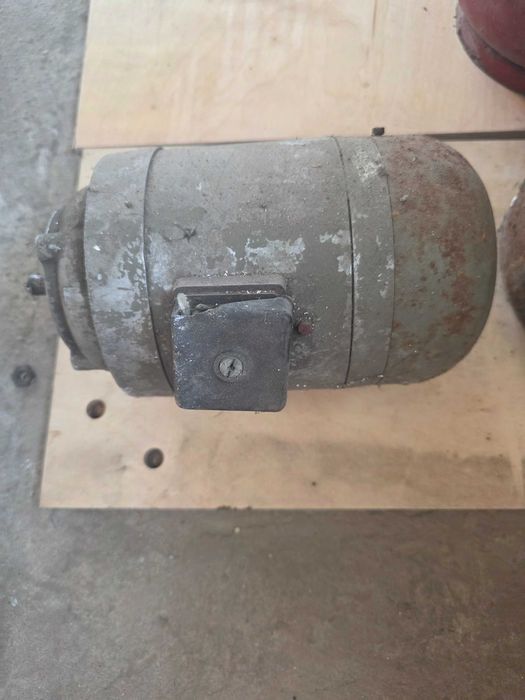 Stary silnik elektryczny – metalowa obudowa