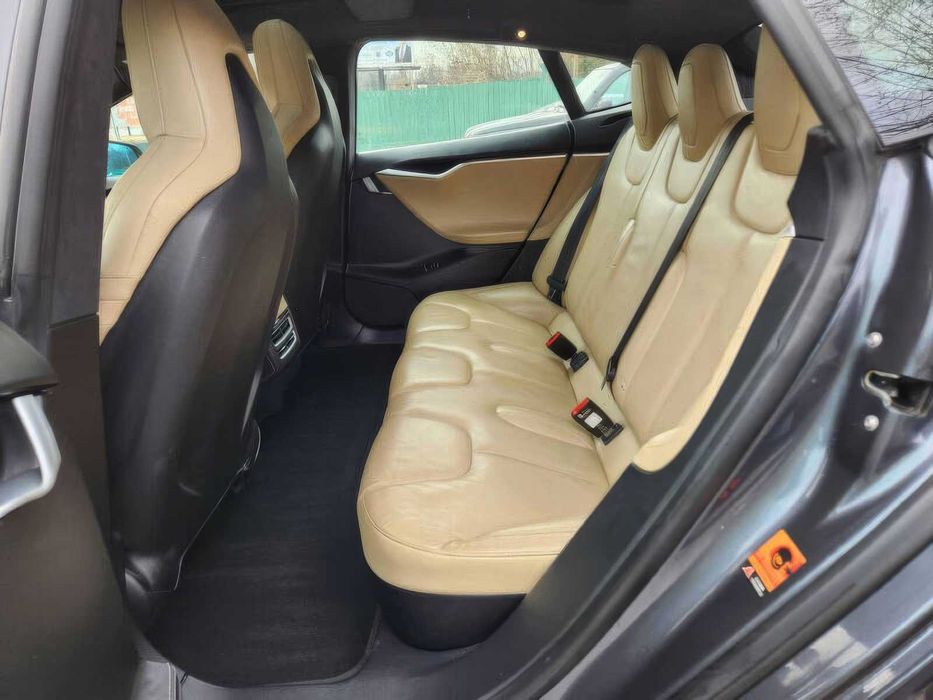 Tesla Model S      2016