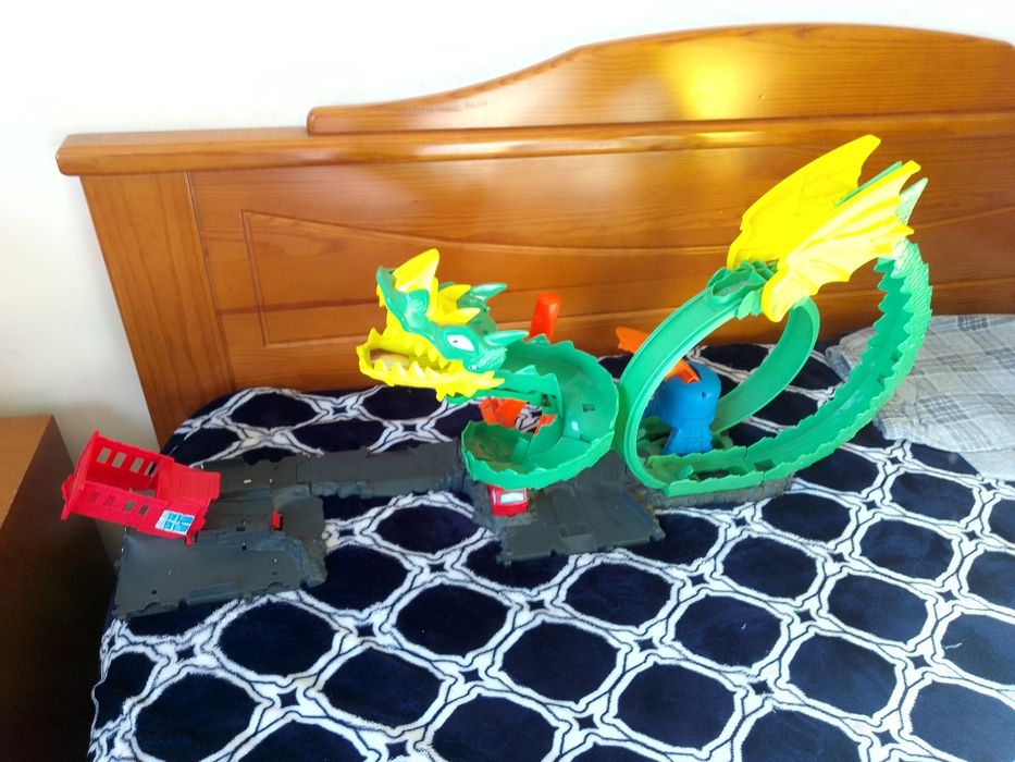 Hot Wheels Pista Dragão com Camião de Bombeiros
