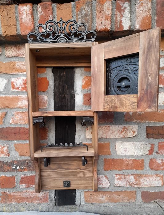 Wyjątkowa wisząca szafka.