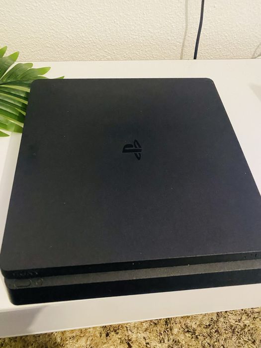 Playstation 4 com 2 comandos e jogos