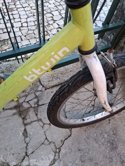 Bicicleta de criança em bom estado.