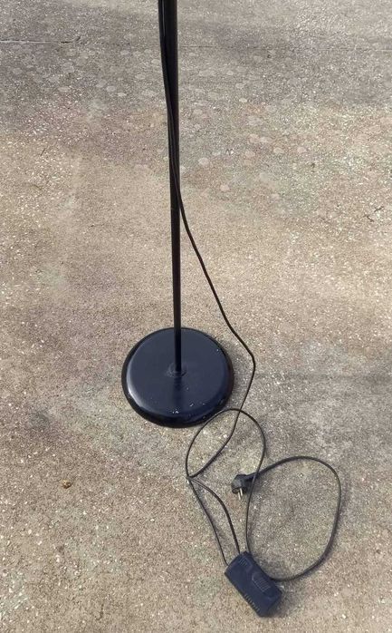 Candeeiro em bom estado.