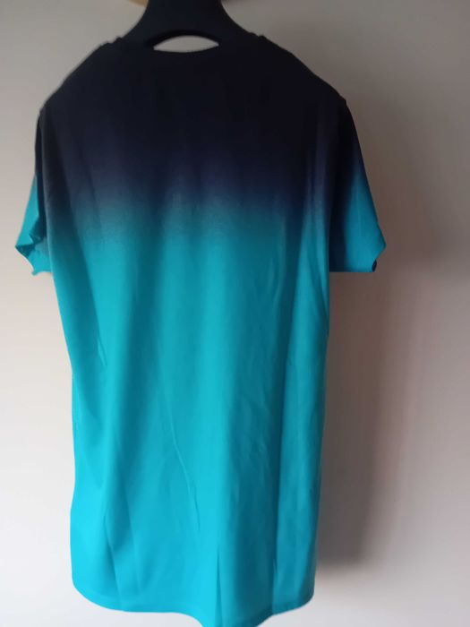 T-Shirt cinza/azul, da Siksilk, tamanho XS.