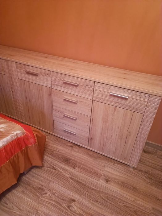 Duży zestaw mebli sypialnianych.