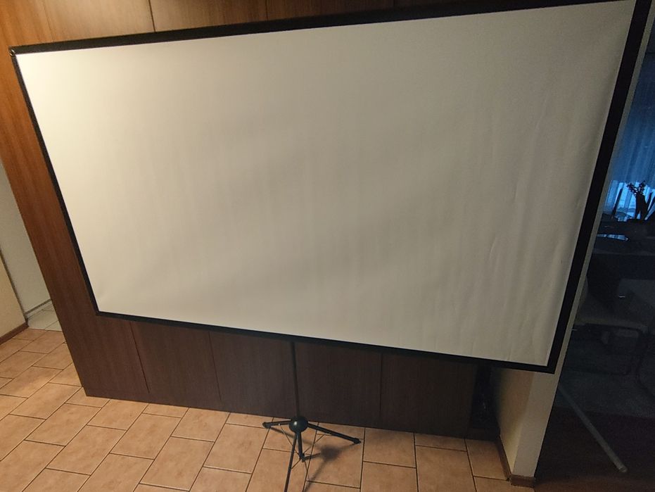 Duży Ekran Projekcyjny na Statywie 100" | Przenośny, Kinowy zestaw