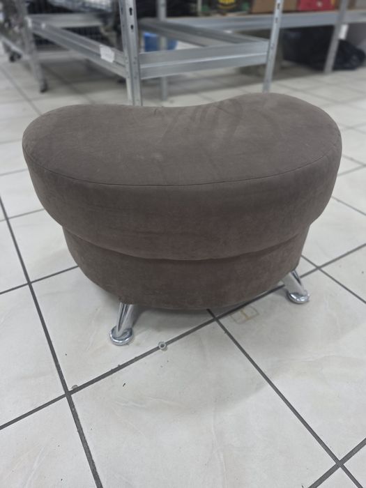 Pufa brązowa na nóżkach