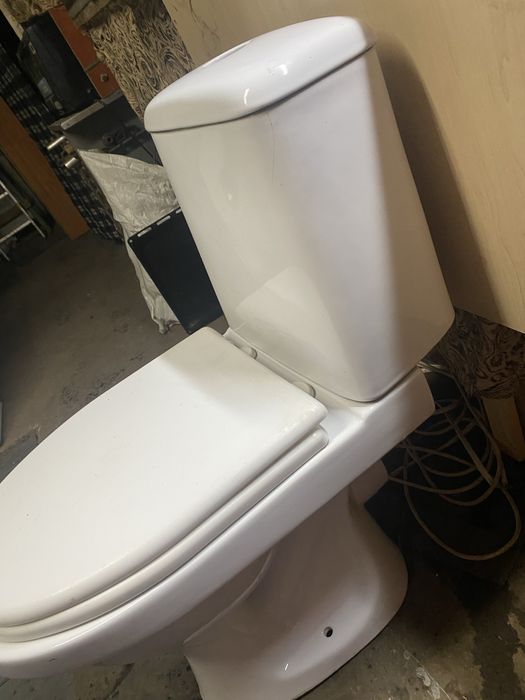 Продам унитази два шт