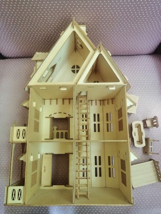 Ляльковий будинок з деревини