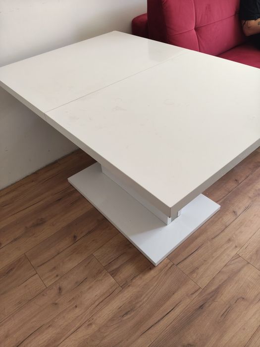 Biały stół z możliwością rozłożenia