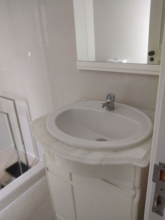 Arrenda-se casa mobilada ao ano.