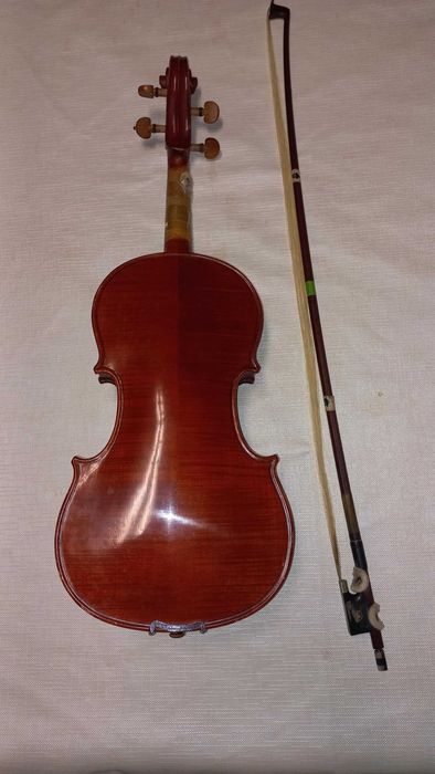 Violino 3/4 completo.