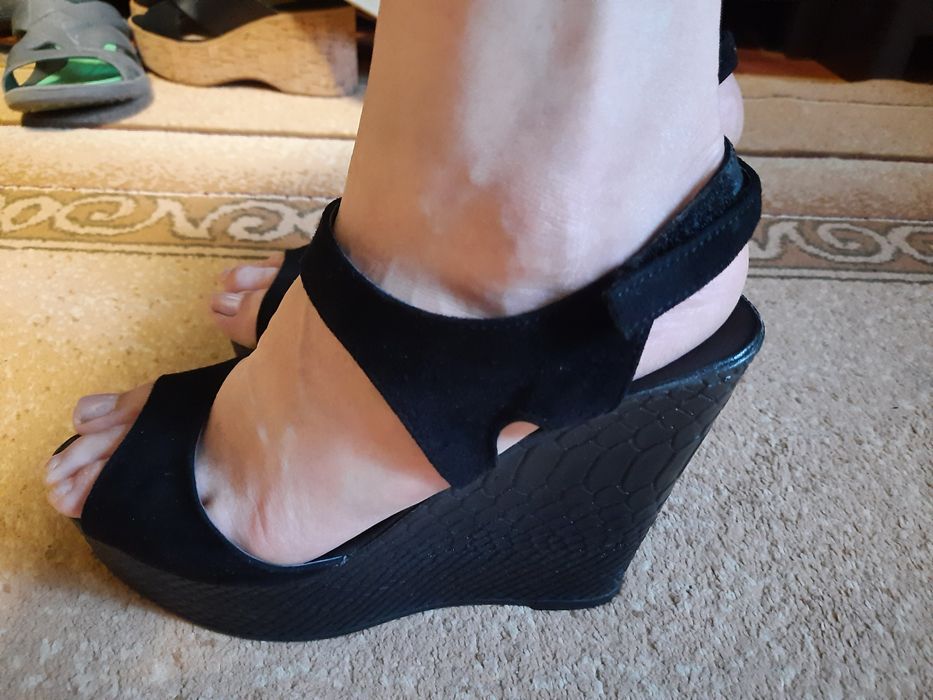 Продам босоножки на платформе