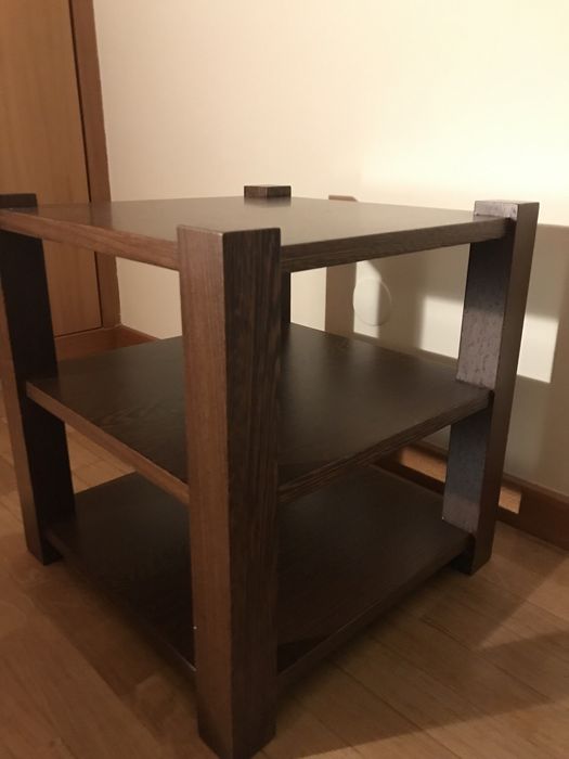 Mesa em madeira de carvalho maciça castanha.