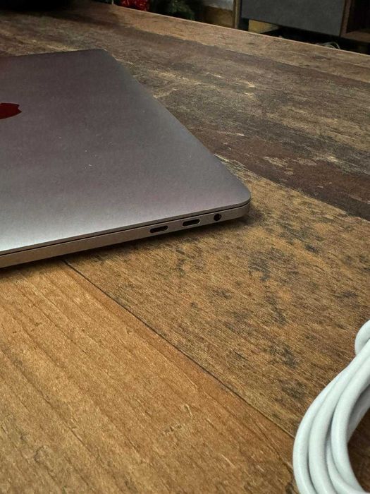 MacBook Pro 13" Touch Bar | i5 | 8GB | 256GB SSD - IMPECAVEL