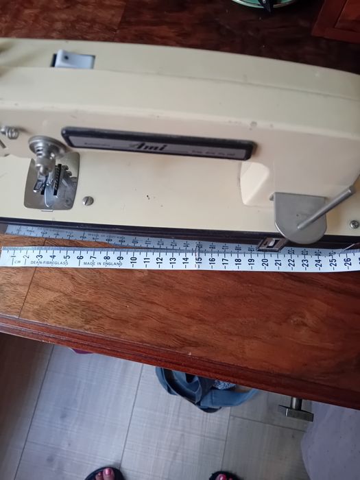 Máquina de costura vintage AMI