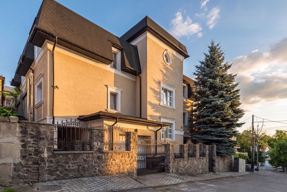 Будинок із критим басейном біля метро Деміївська | 400 м², 6 соток | Без комісії