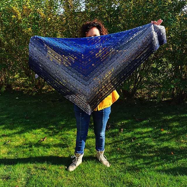 Chusta szydełkowa ombre niebiesko-szara, elegancka i efektowna